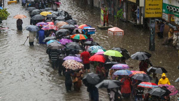 ಪ್ರವಾಹದಿಂದ ವಾಹನ ರಕ್ಷಿಸಲು ಹೊಸ ಪ್ಲಾನ್ ಮಾಡಿದ ಮುಂಬೈ ಜನತೆ..!