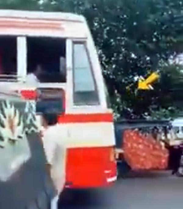 ರಾಂಗ್‍ಸೈಡ್ ನಲ್ಲಿ ಬಂದ ಬಸ್‍ ಚಾಲಕನಿಗೆ ಪಾಠ ಕಲಿಸಿದ ಯುವತಿ 