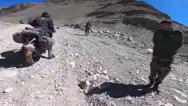 ಸಂಕಷ್ಟಕ್ಕೆ ಸಿಲುಕಿದ ರೈಡರ್‍‍ಗಳ ನೆರವಿಗೆ ಧಾವಿಸಿದ ಭಾರತೀಯ ಸೈನಿಕರು