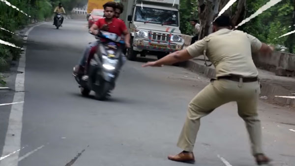 ರಸ್ತೆಗೆ ಅಡ್ಡ ಮಲಗಿ ವಾಹನ ತಡೆದ ಪೊಲೀಸಪ್ಪ..!