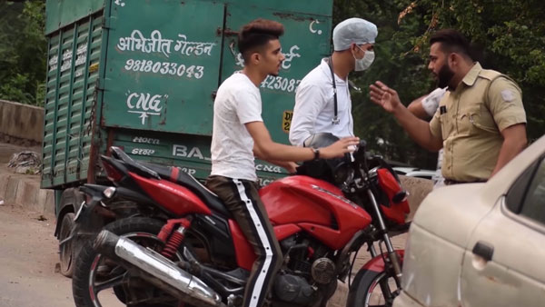 ರಸ್ತೆಗೆ ಅಡ್ಡ ಮಲಗಿ ವಾಹನ ತಡೆದ ಪೊಲೀಸಪ್ಪ..!