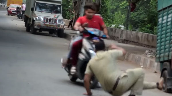 ರಸ್ತೆಗೆ ಅಡ್ಡ ಮಲಗಿ ವಾಹನ ತಡೆದ ಪೊಲೀಸಪ್ಪ..!