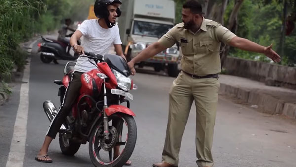 ರಸ್ತೆಗೆ ಅಡ್ಡ ಮಲಗಿ ವಾಹನ ತಡೆದ ಪೊಲೀಸಪ್ಪ..!