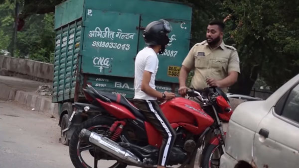 ರಸ್ತೆಗೆ ಅಡ್ಡ ಮಲಗಿ ವಾಹನ ತಡೆದ ಪೊಲೀಸಪ್ಪ..!