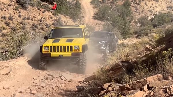 ಆಫ್ ರೋಡ್‍‍ನಲ್ಲಿ ಸಿಲುಕಿದ್ದ ಹ್ಯುಂಡೈ ಟ್ಯುಸಾನ್ ರಕ್ಷಿಸಿದ ಜೀಪ್ ಚಿರೊಕಿ