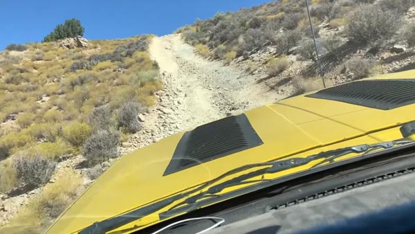 ಆಫ್ ರೋಡ್‍‍ನಲ್ಲಿ ಸಿಲುಕಿದ್ದ ಹ್ಯುಂಡೈ ಟ್ಯುಸಾನ್ ರಕ್ಷಿಸಿದ ಜೀಪ್ ಚಿರೊಕಿ