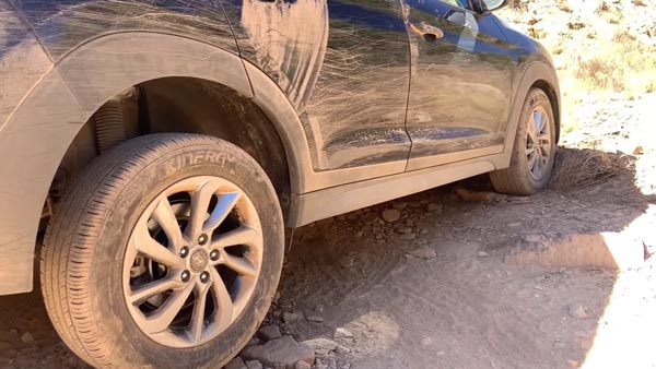 ಆಫ್ ರೋಡ್‍‍ನಲ್ಲಿ ಸಿಲುಕಿದ್ದ ಹ್ಯುಂಡೈ ಟ್ಯುಸಾನ್ ರಕ್ಷಿಸಿದ ಜೀಪ್ ಚಿರೊಕಿ