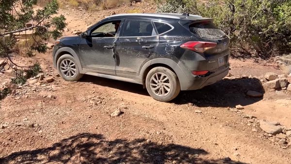 ಆಫ್ ರೋಡ್‍‍ನಲ್ಲಿ ಸಿಲುಕಿದ್ದ ಹ್ಯುಂಡೈ ಟ್ಯುಸಾನ್ ರಕ್ಷಿಸಿದ ಜೀಪ್ ಚಿರೊಕಿ