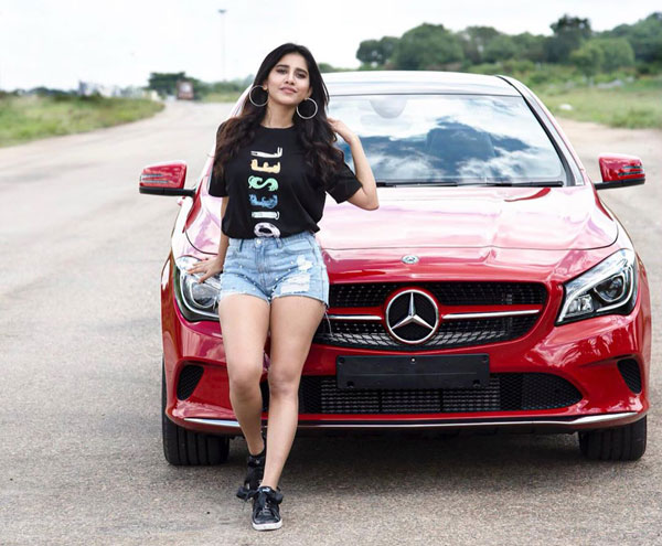 ಬೆಂಝ್ ಕಾರು ಖರೀದಿಸಿದ ವಜ್ರಕಾಯ ಬೆಡಗಿ