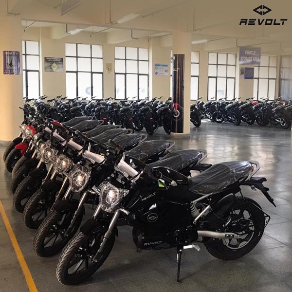 ಧಂತೇರಸ್ ಹಿನ್ನೆಲೆಯಲ್ಲಿ ಬೈಕುಗಳನ್ನು ವಿತರಿಸಿದ ರಿವೋಲ್ಟ್