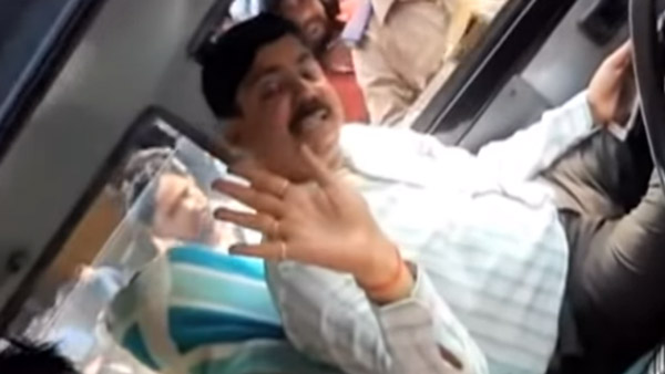 ಸಂಚಾರಿ ನಿಯಮ ಉಲ್ಲಂಘಿಸಿದ ಆರ್‍‍ಟಿಒ ಅಧಿಕಾರಿಗೆ ಸಾರ್ವಜನಿಕರಿಂದ ಕ್ಲಾಸ್