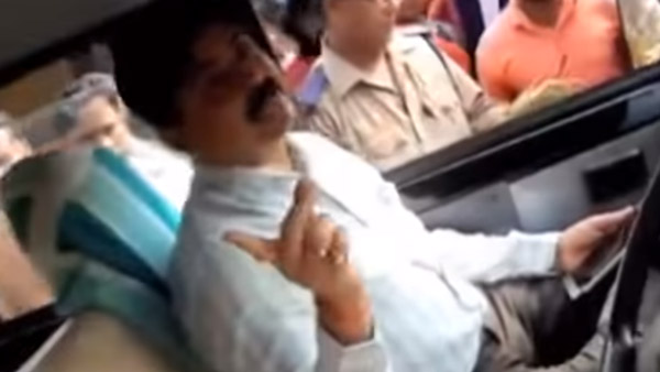 ಸಂಚಾರಿ ನಿಯಮ ಉಲ್ಲಂಘಿಸಿದ ಆರ್‍‍ಟಿಒ ಅಧಿಕಾರಿಗೆ ಸಾರ್ವಜನಿಕರಿಂದ ಕ್ಲಾಸ್