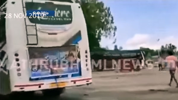 ಸ್ಕೂಲ್ ಬಸ್‍‍ನಲ್ಲಿ ಸ್ಟಂಟ್ ಮಾಡಿ ಕೆಲಸ ಕಳೆದುಕೊಂಡ ಡ್ರೈವರ್