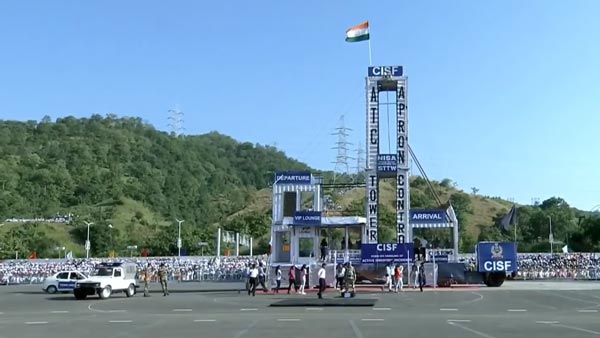 ಚಲಿಸುತ್ತಿರುವ ಬೊಲೆರೊದಿಂದ ಟಾಟಾ ಇಂಡಿಗೊದೊಳಗೆ ಜಿಗಿದ ಸಿ‍ಐ‍ಎಸ್‍ಎಫ್ ಯೋಧ