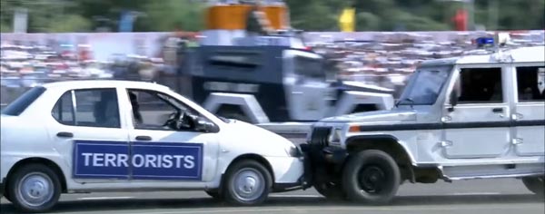 ಚಲಿಸುತ್ತಿರುವ ಬೊಲೆರೊದಿಂದ ಟಾಟಾ ಇಂಡಿಗೊದೊಳಗೆ ಜಿಗಿದ ಸಿ‍ಐ‍ಎಸ್‍ಎಫ್ ಯೋಧ