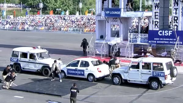 ಚಲಿಸುತ್ತಿರುವ ಬೊಲೆರೊದಿಂದ ಟಾಟಾ ಇಂಡಿಗೊದೊಳಗೆ ಜಿಗಿದ ಸಿ‍ಐ‍ಎಸ್‍ಎಫ್ ಯೋಧ