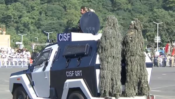 ಚಲಿಸುತ್ತಿರುವ ಬೊಲೆರೊದಿಂದ ಟಾಟಾ ಇಂಡಿಗೊದೊಳಗೆ ಜಿಗಿದ ಸಿ‍ಐ‍ಎಸ್‍ಎಫ್ ಯೋಧ