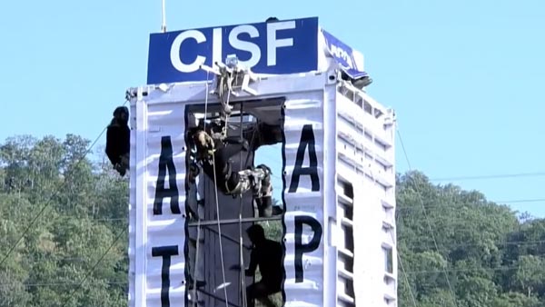 ಚಲಿಸುತ್ತಿರುವ ಬೊಲೆರೊದಿಂದ ಟಾಟಾ ಇಂಡಿಗೊದೊಳಗೆ ಜಿಗಿದ ಸಿ‍ಐ‍ಎಸ್‍ಎಫ್ ಯೋಧ