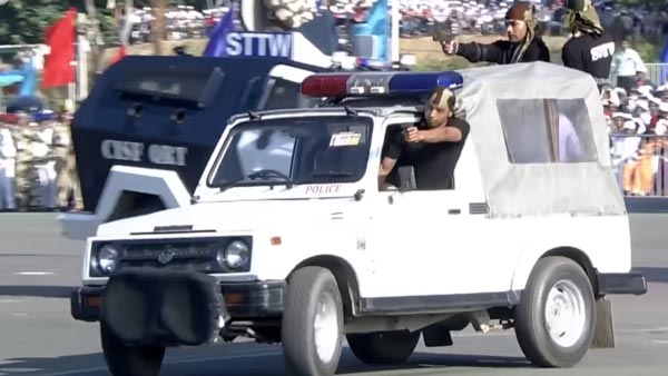 ಚಲಿಸುತ್ತಿರುವ ಬೊಲೆರೊದಿಂದ ಟಾಟಾ ಇಂಡಿಗೊದೊಳಗೆ ಜಿಗಿದ ಸಿ‍ಐ‍ಎಸ್‍ಎಫ್ ಯೋಧ