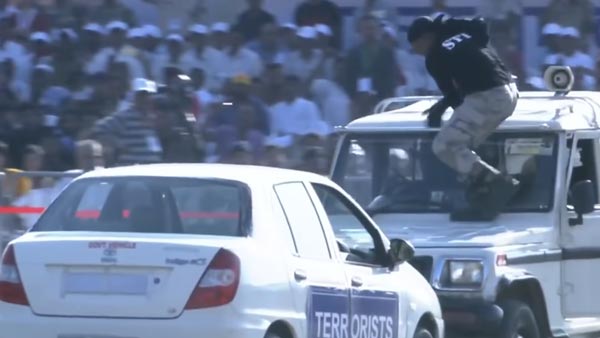 ಚಲಿಸುತ್ತಿರುವ ಬೊಲೆರೊದಿಂದ ಟಾಟಾ ಇಂಡಿಗೊದೊಳಗೆ ಜಿಗಿದ ಸಿ‍ಐ‍ಎಸ್‍ಎಫ್ ಯೋಧ