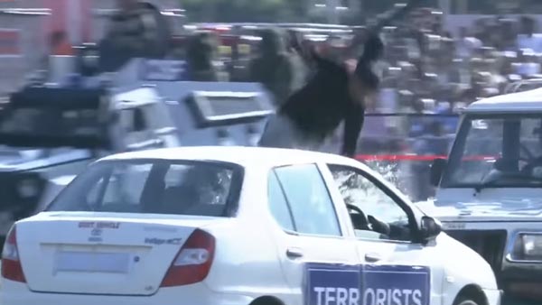 ಚಲಿಸುತ್ತಿರುವ ಬೊಲೆರೊದಿಂದ ಟಾಟಾ ಇಂಡಿಗೊದೊಳಗೆ ಜಿಗಿದ ಸಿ‍ಐ‍ಎಸ್‍ಎಫ್ ಯೋಧ