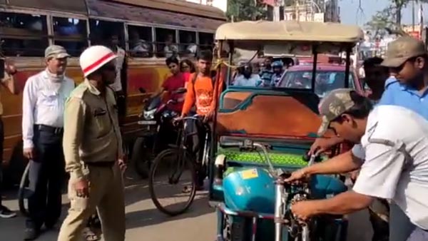 ರಿಕ್ಷಾ ಹೊಡೆದು ಹಾಕಿದ ಪೊಲೀಸರು..! ರಿಕ್ಷಾ ಹೊಡೆದು ಹಾಕಿದ ಪೊಲೀಸರು..!