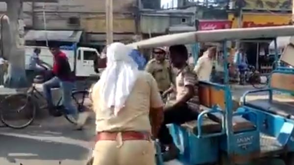 ರಿಕ್ಷಾ ಹೊಡೆದು ಹಾಕಿದ ಪೊಲೀಸರು..! ರಿಕ್ಷಾ ಹೊಡೆದು ಹಾಕಿದ ಪೊಲೀಸರು..!