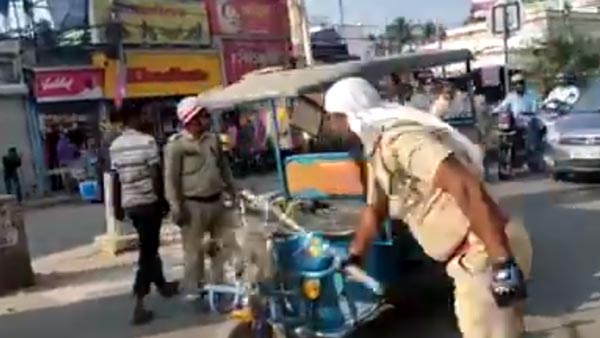 ರಿಕ್ಷಾ ಹೊಡೆದು ಹಾಕಿದ ಪೊಲೀಸರು..! ರಿಕ್ಷಾ ಹೊಡೆದು ಹಾಕಿದ ಪೊಲೀಸರು..!