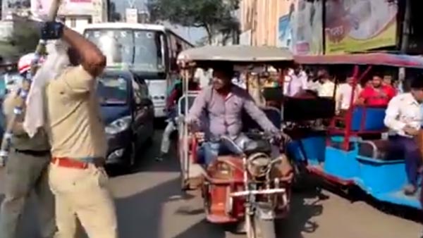 ರಿಕ್ಷಾ ಹೊಡೆದು ಹಾಕಿದ ಪೊಲೀಸರು..! ರಿಕ್ಷಾ ಹೊಡೆದು ಹಾಕಿದ ಪೊಲೀಸರು..!