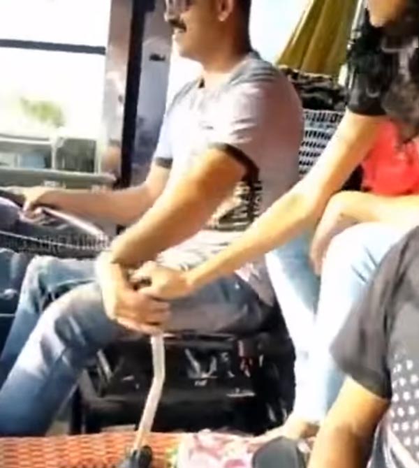 ಹುಡುಗಿಯರಿಗೆ ಗೇರ್ ಬದಲಿಸಲು ಬಿಟ್ಟು ಡಿ‍ಎಲ್ ಕಳೆದುಕೊಂಡ ಡ್ರೈವರ್..!