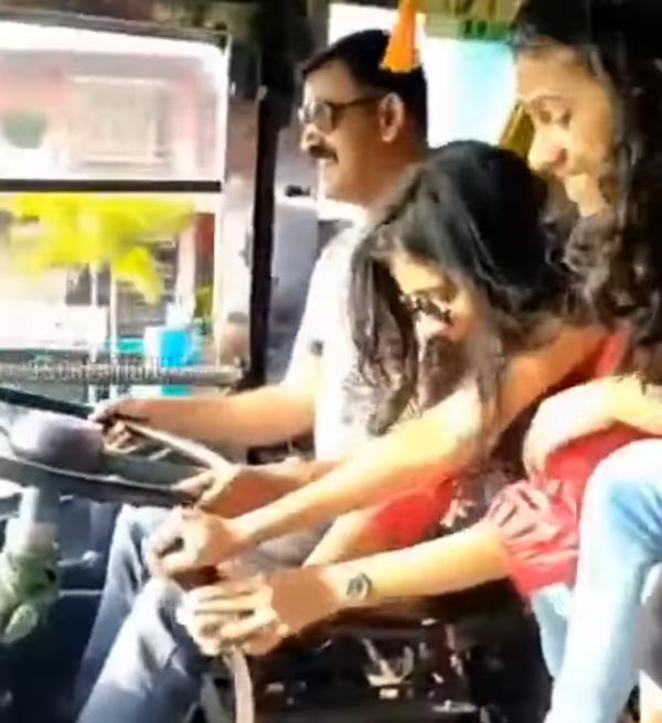 ಹುಡುಗಿಯರಿಗೆ ಗೇರ್ ಬದಲಿಸಲು ಬಿಟ್ಟು ಡಿ‍ಎಲ್ ಕಳೆದುಕೊಂಡ ಡ್ರೈವರ್..!