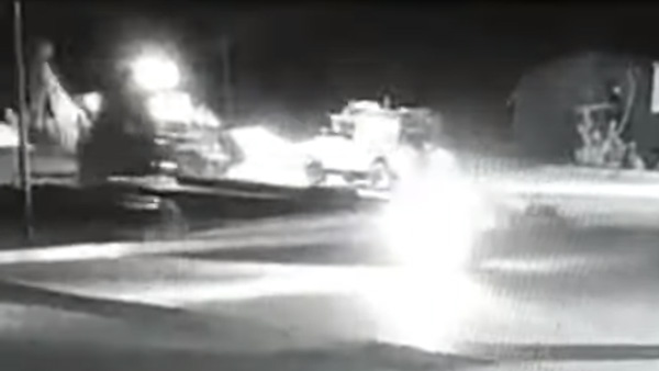 ಪುಲ್ ಟೈಟ್ ಆಗಿ ಜೆ‍‍ಸಿ‍‍ಬಿಯಿಂದ ಪೊಲೀಸ್ ಜೀಪ್ ಅನ್ನು ಮಕಾಡೆ ಮಲಗಿಸಿದ ಭೂಪ..!