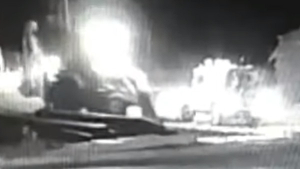 ಪುಲ್ ಟೈಟ್ ಆಗಿ ಜೆ‍‍ಸಿ‍‍ಬಿಯಿಂದ ಪೊಲೀಸ್ ಜೀಪ್ ಅನ್ನು ಮಕಾಡೆ ಮಲಗಿಸಿದ ಭೂಪ..!