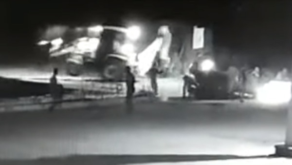 ಪುಲ್ ಟೈಟ್ ಆಗಿ ಜೆ‍‍ಸಿ‍‍ಬಿಯಿಂದ ಪೊಲೀಸ್ ಜೀಪ್ ಅನ್ನು ಮಕಾಡೆ ಮಲಗಿಸಿದ ಭೂಪ..!