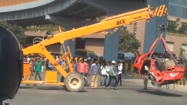 ಫ್ಲೈಒವರ್ನಿಂದ ಕೆಳಗೆ ಹಾರಿದ ಕಾರು..! ಫ್ಲೈಒವರ್ನಿಂದ ಕೆಳಗೆ ಹಾರಿದ ಕಾರು..!