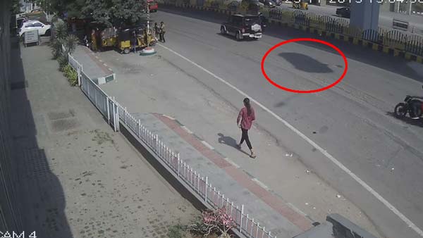 ಫ್ಲೈಒವರ್ನಿಂದ ಕೆಳಗೆ ಹಾರಿದ ಕಾರು..! ಫ್ಲೈಒವರ್ನಿಂದ ಕೆಳಗೆ ಹಾರಿದ ಕಾರು..!