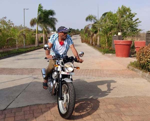 ಹೊಸ ರಾಯಲ್ ಎನ್‍‍ಫೀಲ್ಡ್ ಬೈಕ್ ಖರೀದಿಸಿದ ಬಾಲಿವುಡ್ ನಟ 