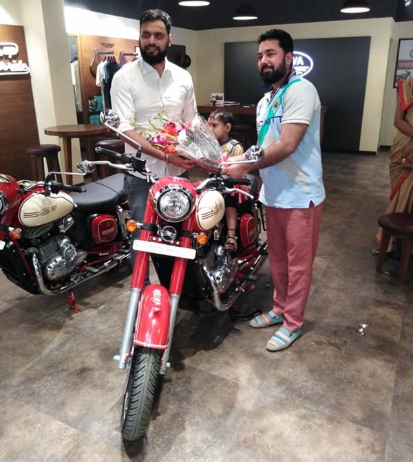 ಆನಿವರ್ಸರಿ ಎಡಿಷನ್ ಮೊದಲ ಬೈಕ್ ವಿತರಿಸಿದ ಜಾವಾ