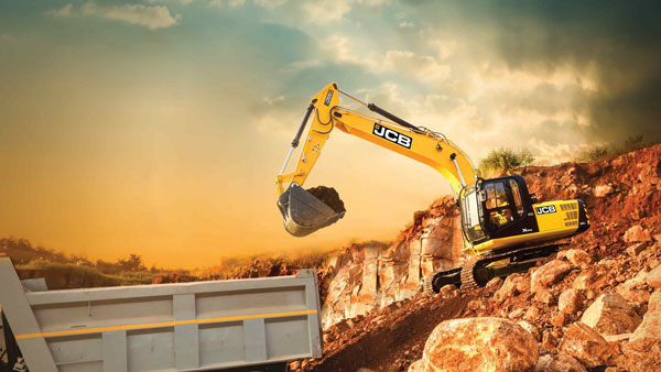 ಪುಲ್ ಟೈಟ್ ಆಗಿ ಜೆ‍‍ಸಿ‍‍ಬಿಯಿಂದ ಪೊಲೀಸ್ ಜೀಪ್ ಅನ್ನು ಮಕಾಡೆ ಮಲಗಿಸಿದ ಭೂಪ..!