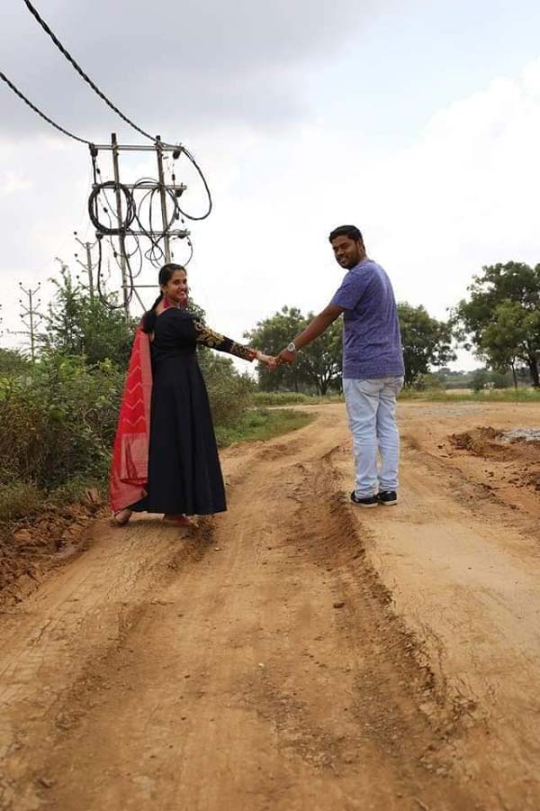 ರಸ್ತೆ ಗುಂಡಿಗಳಲ್ಲಿ ಫೋಟೊ ಶೂಟ್ ಮೂಲಕ ಫೇಮಸ್ ಆದ ದಂಪತಿ..!