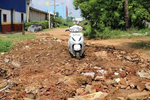 ರಸ್ತೆ ಗುಂಡಿಗಳಲ್ಲಿ ಫೋಟೊ ಶೂಟ್ ಮೂಲಕ ಫೇಮಸ್ ಆದ ದಂಪತಿ..!