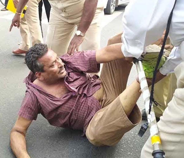 ದಂಡ ವಿರೋಧಿಸಿ ನಡು ರಸ್ತೆಯಲ್ಲೇ ಮಲಗಿದ ಭೂಪ..!