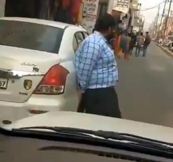 ನೋ ಪಾರ್ಕಿಂಗ್‍‍ನಲ್ಲಿದ್ದ ಕಾರನ್ನು ಬಾಹುಬಲಿ ಸ್ಟೈಲ್‍‍ನಲ್ಲಿ ಪಕ್ಕಕ್ಕೆ ಸರಿಸಿದ ಭೂಪ..!