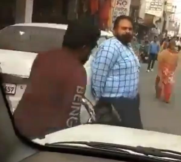 ನೋ ಪಾರ್ಕಿಂಗ್‍‍ನಲ್ಲಿದ್ದ ಕಾರನ್ನು ಬಾಹುಬಲಿ ಸ್ಟೈಲ್‍‍ನಲ್ಲಿ ಪಕ್ಕಕ್ಕೆ ಸರಿಸಿದ ಭೂಪ..!