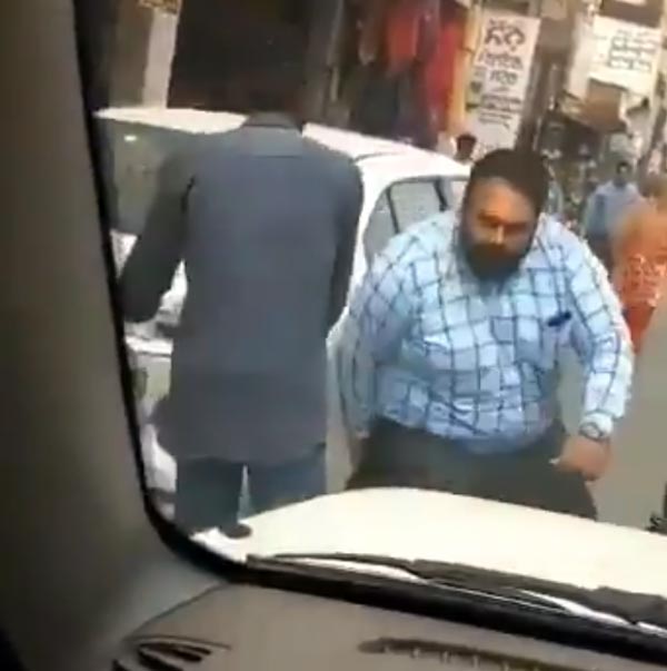 ನೋ ಪಾರ್ಕಿಂಗ್‍‍ನಲ್ಲಿದ್ದ ಕಾರನ್ನು ಬಾಹುಬಲಿ ಸ್ಟೈಲ್‍‍ನಲ್ಲಿ ಪಕ್ಕಕ್ಕೆ ಸರಿಸಿದ ಭೂಪ..!