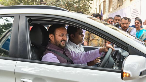 ಸಂಸತ್ ಅಧಿವೇಶನಕ್ಕೆ ಎಲೆಕ್ಟ್ರಿಕ್ ಕಾರಿನಲ್ಲೇ ಬಂದ ಕೇಂದ್ರ ಸಚಿವ