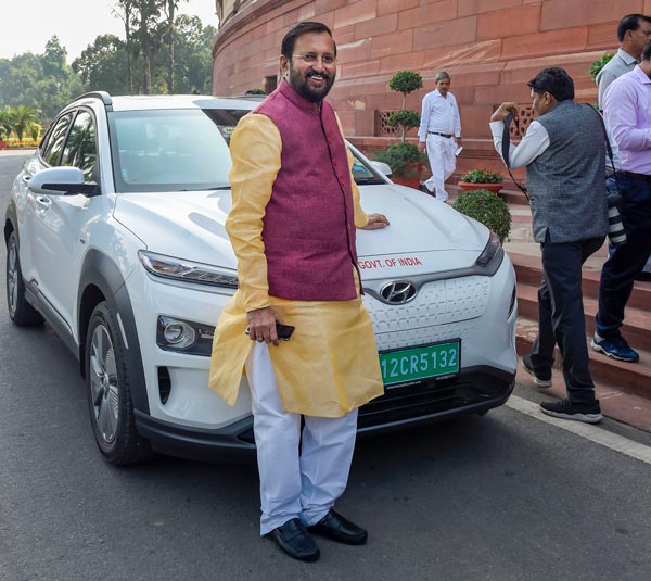 ಸಂಸತ್ ಅಧಿವೇಶನಕ್ಕೆ ಎಲೆಕ್ಟ್ರಿಕ್ ಕಾರಿನಲ್ಲೇ ಬಂದ ಕೇಂದ್ರ ಸಚಿವ