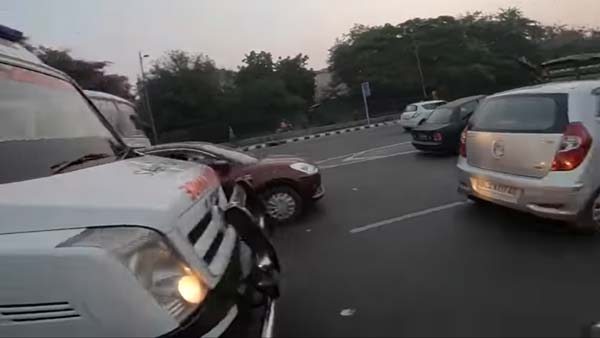 ಆಂಬ್ಯುಲೆನ್ಸ್ ಗೆ ದಾರಿ ಮಾಡಿಕೊಟ್ಟ ರಾಯಲ್ ಎನ್‍‍ಫೀಲ್ಡ್ ಸವಾರ