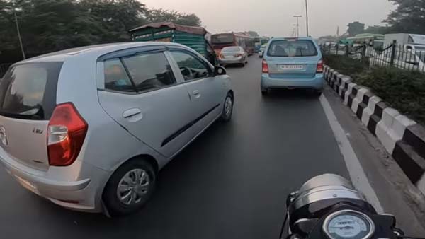 ಆಂಬ್ಯುಲೆನ್ಸ್ ಗೆ ದಾರಿ ಮಾಡಿಕೊಟ್ಟ ರಾಯಲ್ ಎನ್‍‍ಫೀಲ್ಡ್ ಸವಾರ