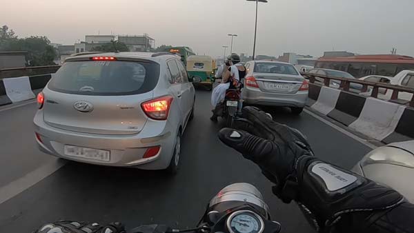 ಆಂಬ್ಯುಲೆನ್ಸ್ ಗೆ ದಾರಿ ಮಾಡಿಕೊಟ್ಟ ರಾಯಲ್ ಎನ್‍‍ಫೀಲ್ಡ್ ಸವಾರ